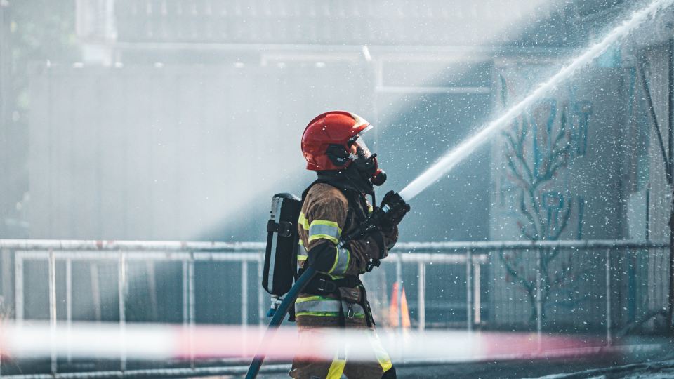 Brandweerman blust een woningbrand