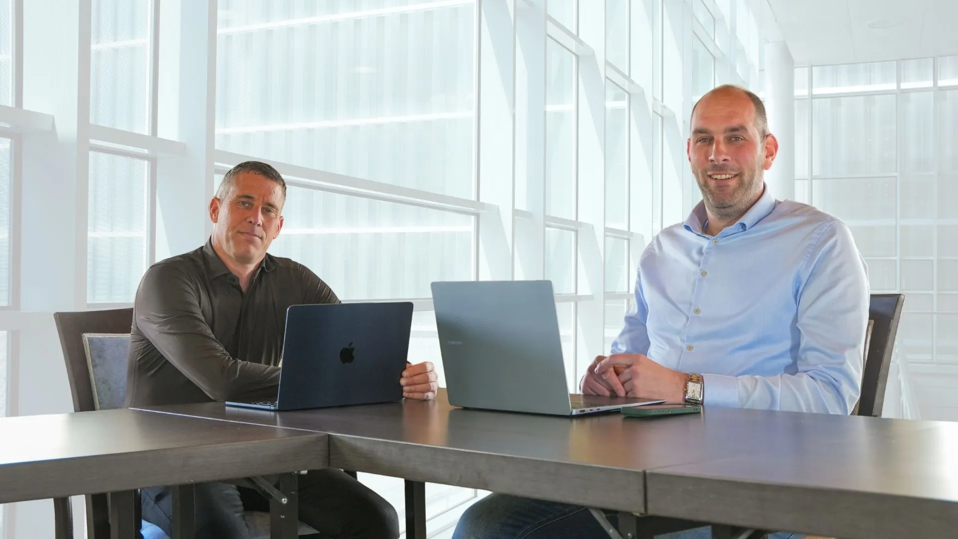 Twee experts van Schade Experts aan het werk op kantoor