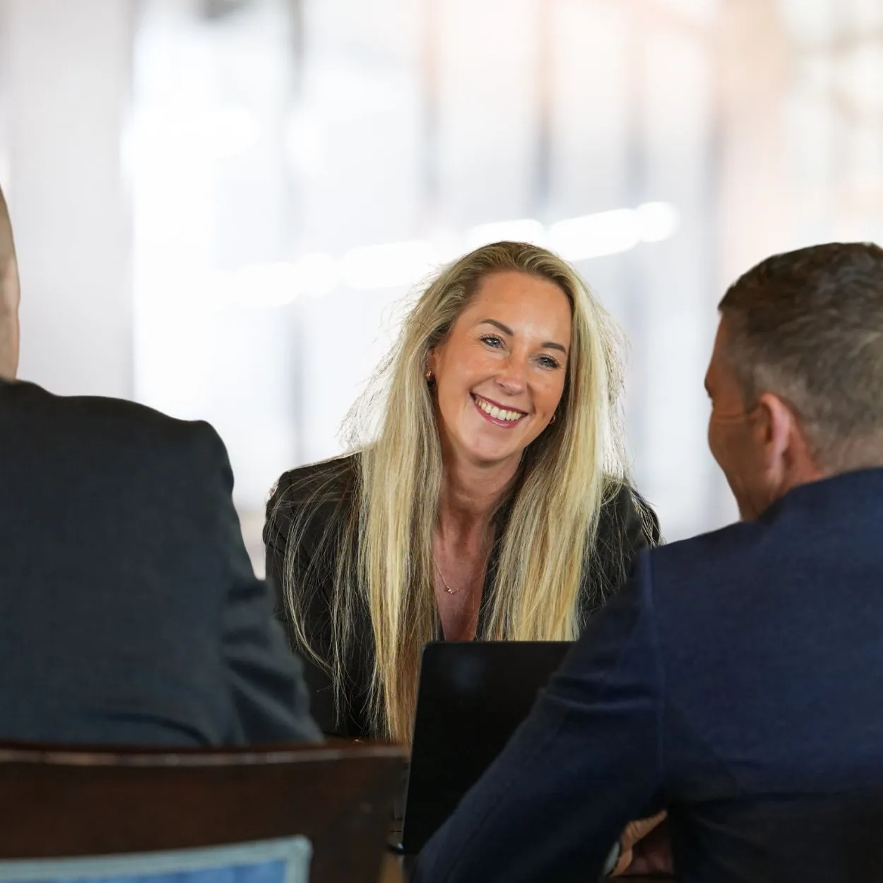 Adviseur van Schade Experts in gesprek met klanten